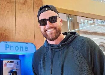 Travis Kelce stops by a Cleveland pizza spot after Bahamas vacation