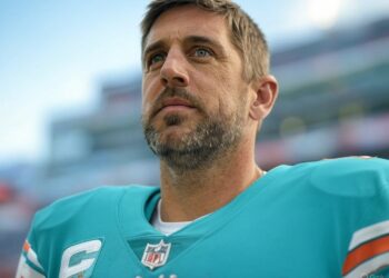 Dolphins Sign Aaron Rodgers for the 2025 Season